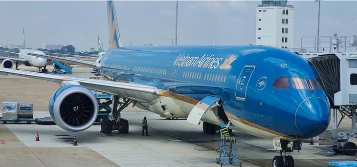 Cổ phiếu Vietnam Airlines tăng kịch trần: Cơ hội và rủi ro cho nhà đầu tư